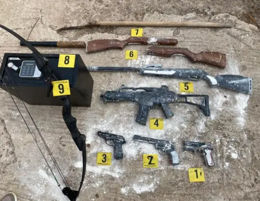 أمن الناظور يحجز أسلحة نارية ويوقف منظما للهجرة السرية متلبسا بإيواء 18 شخصا (صور)