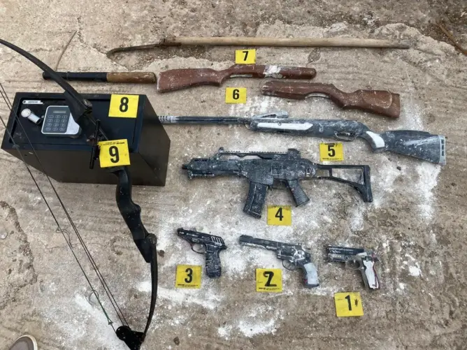 أمن الناظور يحجز أسلحة نارية ويوقف منظما للهجرة السرية متلبسا بإيواء 18 شخصا (صور)