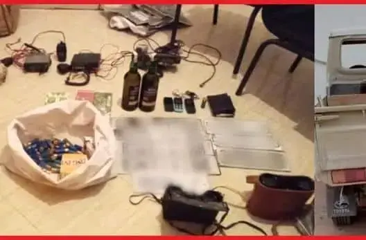 توقيف شخصين بطانطان بحوزتهم سلاح وألبسة عسكرية وصفائح مزورة للسيارات