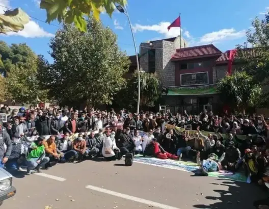 متعاقدو أزيلال يحتشدون أمام مقر المديرية رفضا للاقتطاع من أجورهم