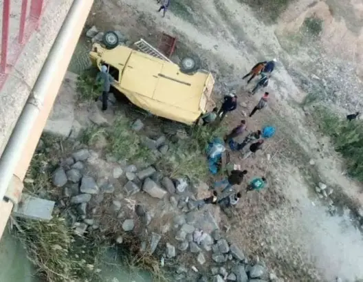 حادثة سقوط سيارة من أعلى قنطرة يستنفر فعاليات بتاونات