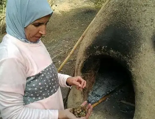 أسرار صناعة زيوت نادرة بتاونات .. “العمق” في ضيافة “لالة فاطمة” (صور)
