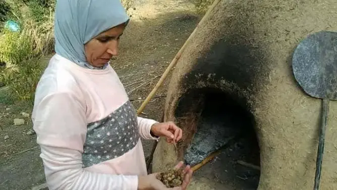 أسرار صناعة زيوت نادرة بتاونات .. “العمق” في ضيافة “لالة فاطمة” (صور)