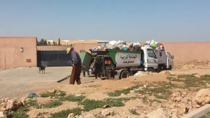 مطرح بتمصلوحت .. روائح كريهة تزعج السكان و”تطرد” الاستثمار (فيديو)