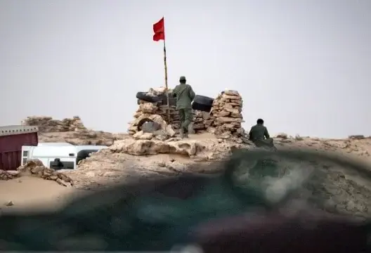 تل يسكنها جنود مغاربة على طريق بين المغرب وموريتانيا في الكركرات