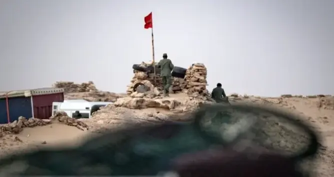 تل يسكنها جنود مغاربة على طريق بين المغرب وموريتانيا في الكركرات