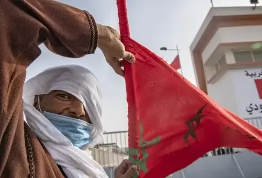 رجل من قبائل مغربية يتظاهر دعما للمغرب قرب الكركرات
