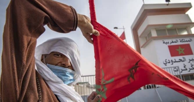 رجل من قبائل مغربية يتظاهر دعما للمغرب قرب الكركرات