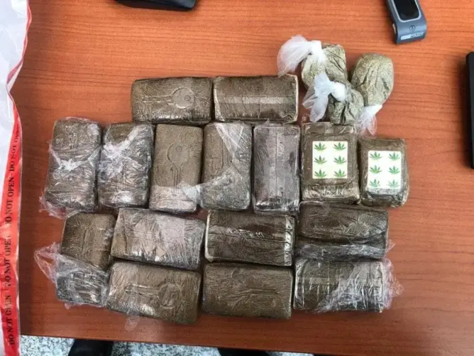 أمن مطار طنجة يوقف إسبانيًا من أصل مغربي متلبسا بمحاولة تهريب “الشيرا”