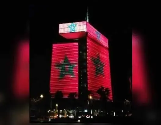 برج اتصالات المغرب يكتسي ألوان العلم الوطني احتفالا بذكرى المسيرة الخضراء