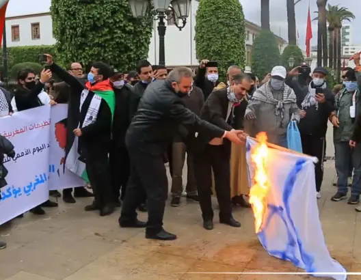 مغاربة يحرقون العلم الإسرائيلي في اليوم العالمي للتضامن مع الشعب الفلسطيني (فيديو)