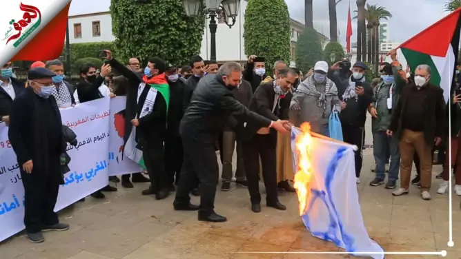 مغاربة يحرقون العلم الإسرائيلي في اليوم العالمي للتضامن مع الشعب الفلسطيني (فيديو)