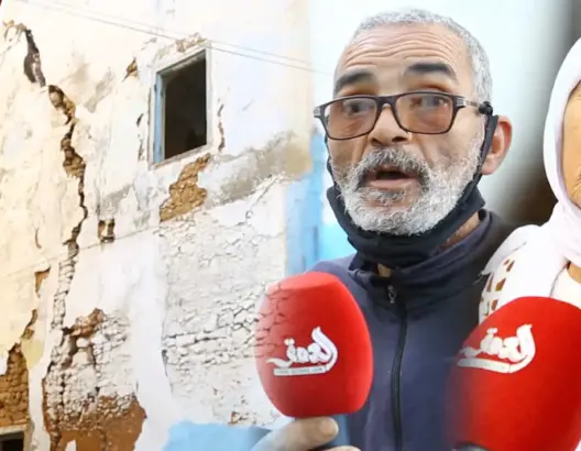 منازل آيلة للسقوط تهدد حياة سكان بالعرائش.. ومواطنون يصرخون: “عتقونا قبل ما نموتوا” (فيديو)