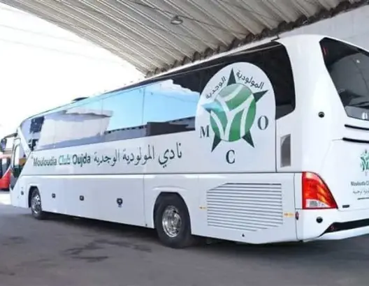 خلاف بين عبد السلام وادو وسائق حافلة مولودية وجدة بمطار محمد الخامس