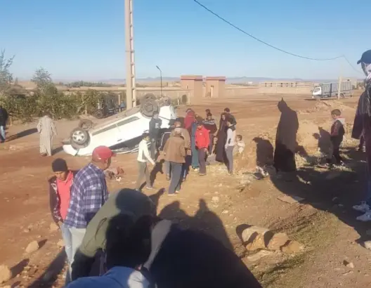 انقلاب سيارة أجرة ضواحي دمنات يرسل أشخاصا إلى المستشفى