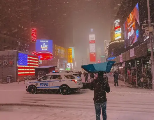 شوارع نيويورك تكتسي البياض بعد عاصفة ثلجية لم تشهدها منذ 11 سنة (صور)