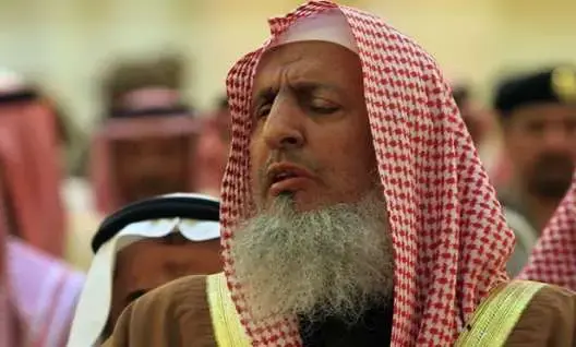 السعودية تعزل 100 إمام وخطيب لعدم التحذير من “خطر الإخوان”