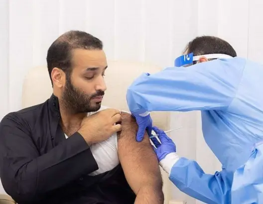 ولي عهد السعودية محمد بن سلمان يتلقى أول جرعة لقاح كورونا بالبلاد