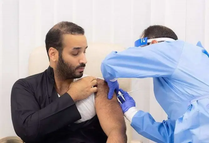 ولي عهد السعودية محمد بن سلمان يتلقى أول جرعة لقاح كورونا بالبلاد