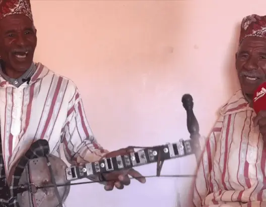 بيد واحدة .. الرايس امبارك يتحدى إعاقته ويعزف على الرباب لإعالة أسرته بورزازات (فيديو)