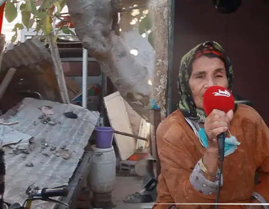 مسنة وجدية تعيش منذ نصف قرن داخل بيت قصديري بدون ماء ولا كهرباء