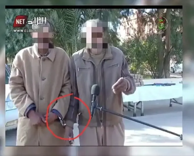 قناة جزائرية تتقمص دور القضاء وتستنطق شخصين على أساس أنهما “مهربين مغربيين”