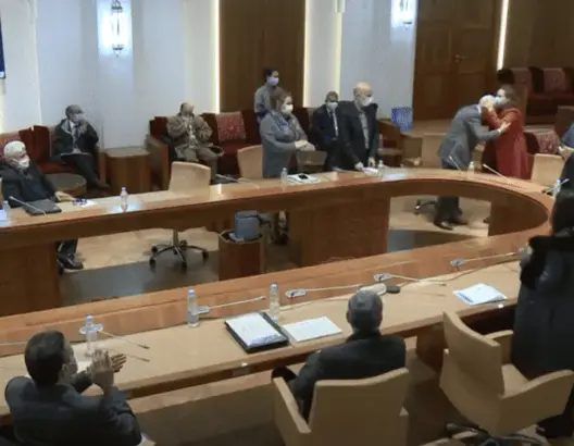 برلمانيون يقفون احتراما للجنة العلمية لمكافحة “كورونا” ونائبة تُقبل رؤوسهم