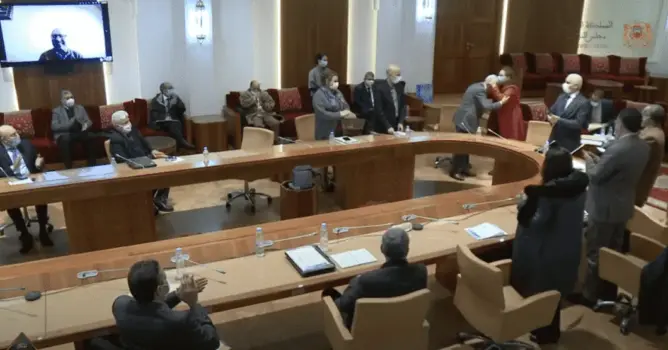 برلمانيون يقفون احتراما للجنة العلمية لمكافحة “كورونا” ونائبة تُقبل رؤوسهم