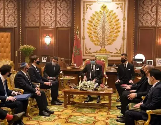 الكنبوري يقرأ دلالات اللوحة الخلفية في الاستقبال الملكي