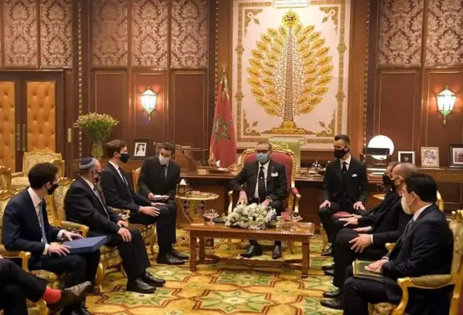 الكنبوري يقرأ دلالات اللوحة الخلفية في الاستقبال الملكي