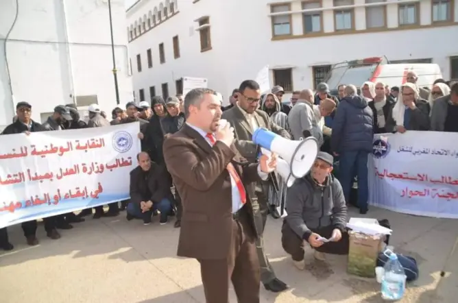 نساخ محاكم آسفي ينتفضون ضد العدول ووزارة العدل ويقررون الإضراب
