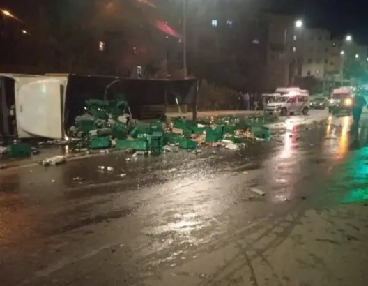 انقلاب شاحنة محملة بالكحول بالرباط.. اعتقال السائق و12 شخصا