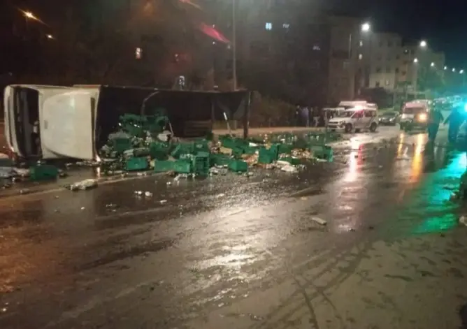 انقلاب شاحنة محملة بالكحول بالرباط.. اعتقال السائق و12 شخصا