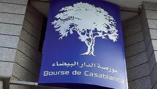 لافتة بورصة الدار البيضاء بشعار شجرة على مبنى حجري ومؤسسات أجنبية تستثمر
