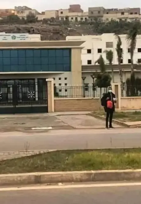 صورة وادو ينتظر سيارة أجرة بعد “طرده” من مولودية وجدة تشعل مواقع التواصل