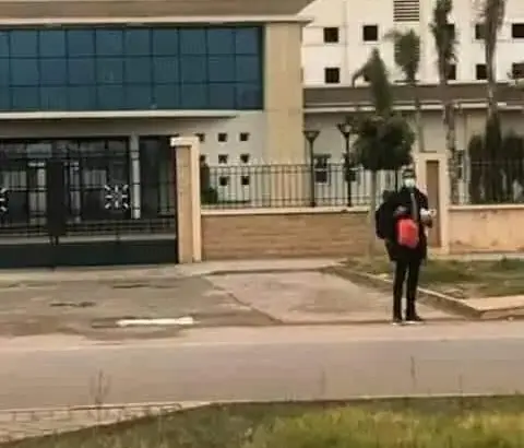 صورة وادو ينتظر سيارة أجرة بعد “طرده” من مولودية وجدة تشعل مواقع التواصل