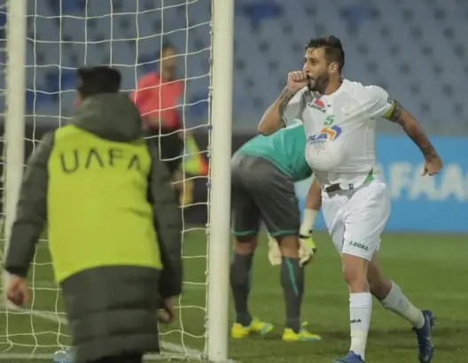 “مايسترو الرجاء” يعود للدوري القطري وفريق مغربي يدخل على الخط