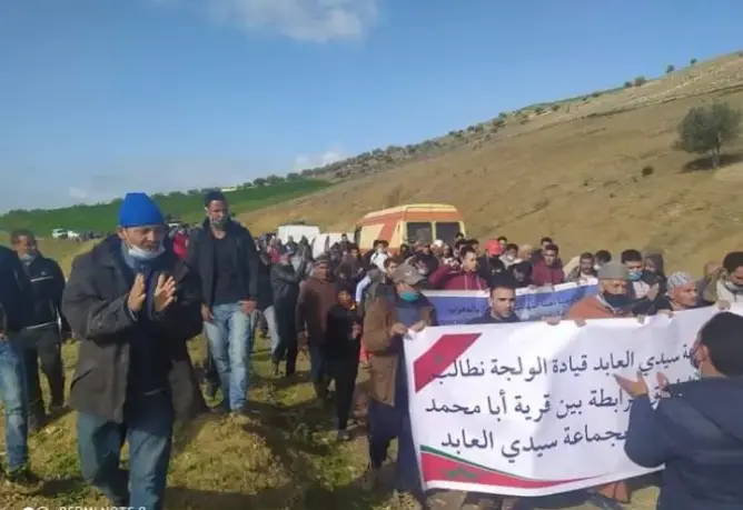 “التهميش” يخرج قرويين في مسيرة احتجاجية على الأقدام ضواحي تاونات