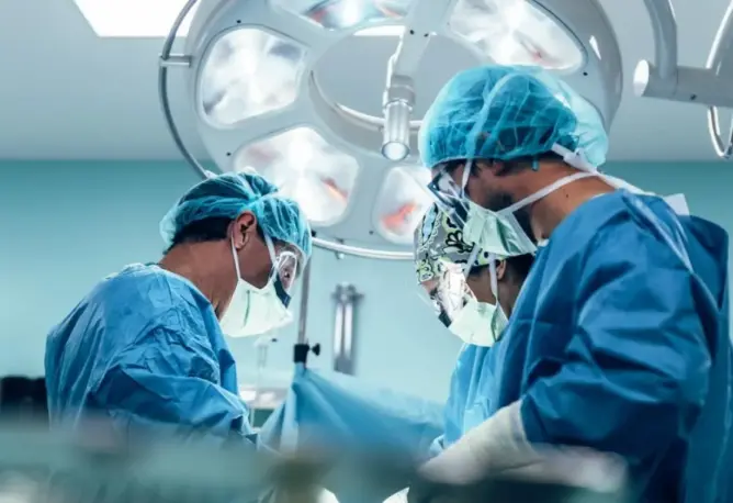 نجاح أول عملية لزراعة القرنية بالمركز الإستشفائي بوجدة