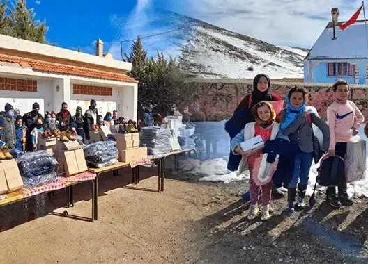 إفران.. جمعويون يوزعون ملابس شتوية على التلاميذ بالمناطق الجبلية(صور)