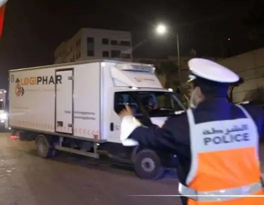 تحت إجراءات أمنية مشددة.. وصول أول دفعة من لقاح “أسترازنيكا” إلى مركز التبريد بالبيضاء (فيديو)