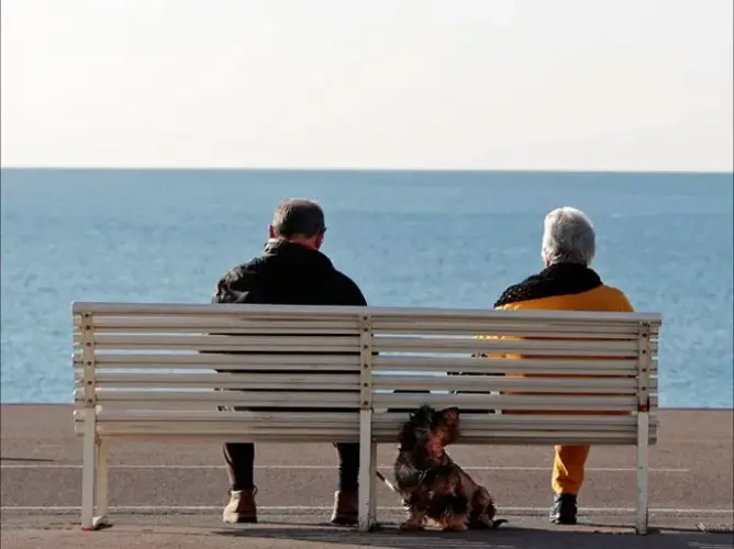 متلازمة العش الفارغ.. عندما يتسبب ترك الأبناء للمنزل في اكتئاب وحزن الوالدين
