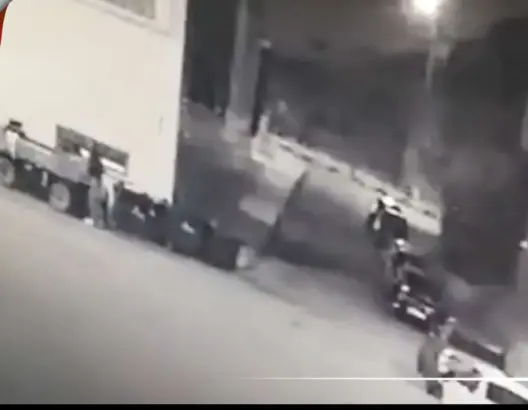 شخصان يسرقان حاويات القمامة بمراكش تحت أعين كاميرات المراقبة (فيديو)