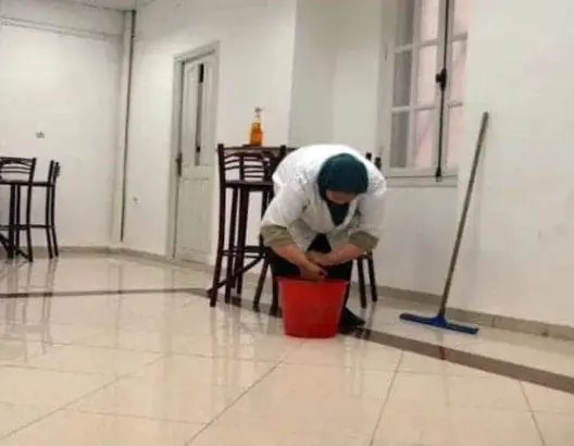 عاملة في شركة للمناولة