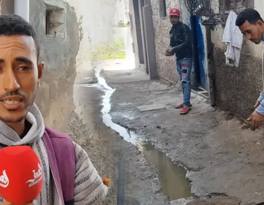 الواد الحار يجري بأزقة دوار سيدي حمو بأزمور..والسكان:” تقهرنا بريحة لخنز” (فيديو)