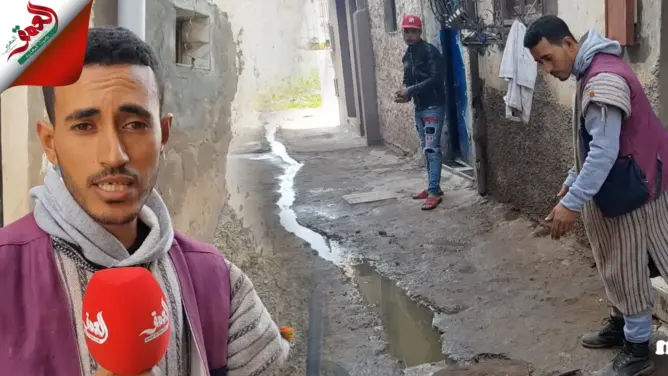 الواد الحار يجري بأزقة دوار سيدي حمو بأزمور..والسكان:” تقهرنا بريحة لخنز” (فيديو)