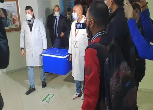 الأطر الصحية بجهة فاس مكناس تتلقى جرعاتها من لقاح كورونا (صور)