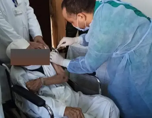 ما الذي ينبغي تجنبه بعد أخذ جرعتي اللقاح؟ وهل للتطعيم آثار خطيرة؟.. أخصائيون يجيبون   