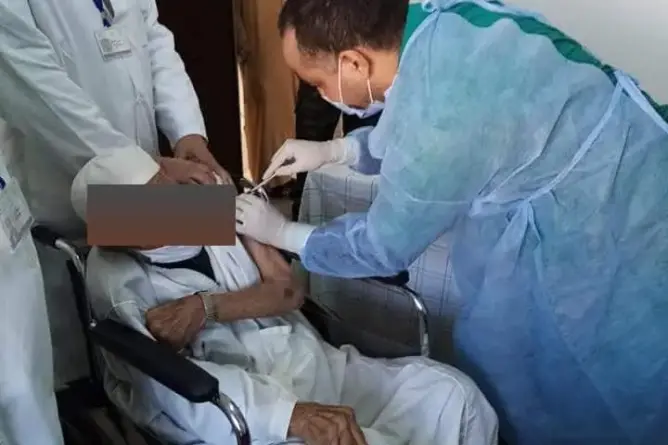 ما الذي ينبغي تجنبه بعد أخذ جرعتي اللقاح؟ وهل للتطعيم آثار خطيرة؟.. أخصائيون يجيبون   