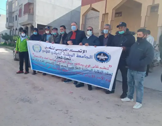 بعد منعهم من استغلال قاعة.. فلاحون بأولاد عياد يؤسسون نقابة في الشارع